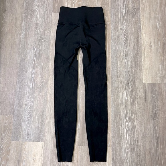 Fabletics black textured patterned knit leggings, size small. - Picture 2 of 8